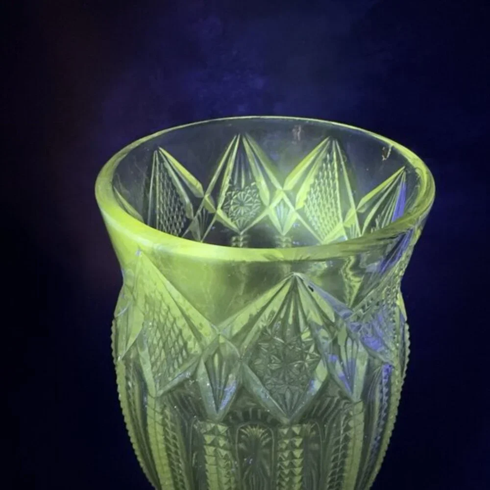 Early American Pressed Glass Clear Zipper‎ Diamond Star Manganese 365nm Green UV